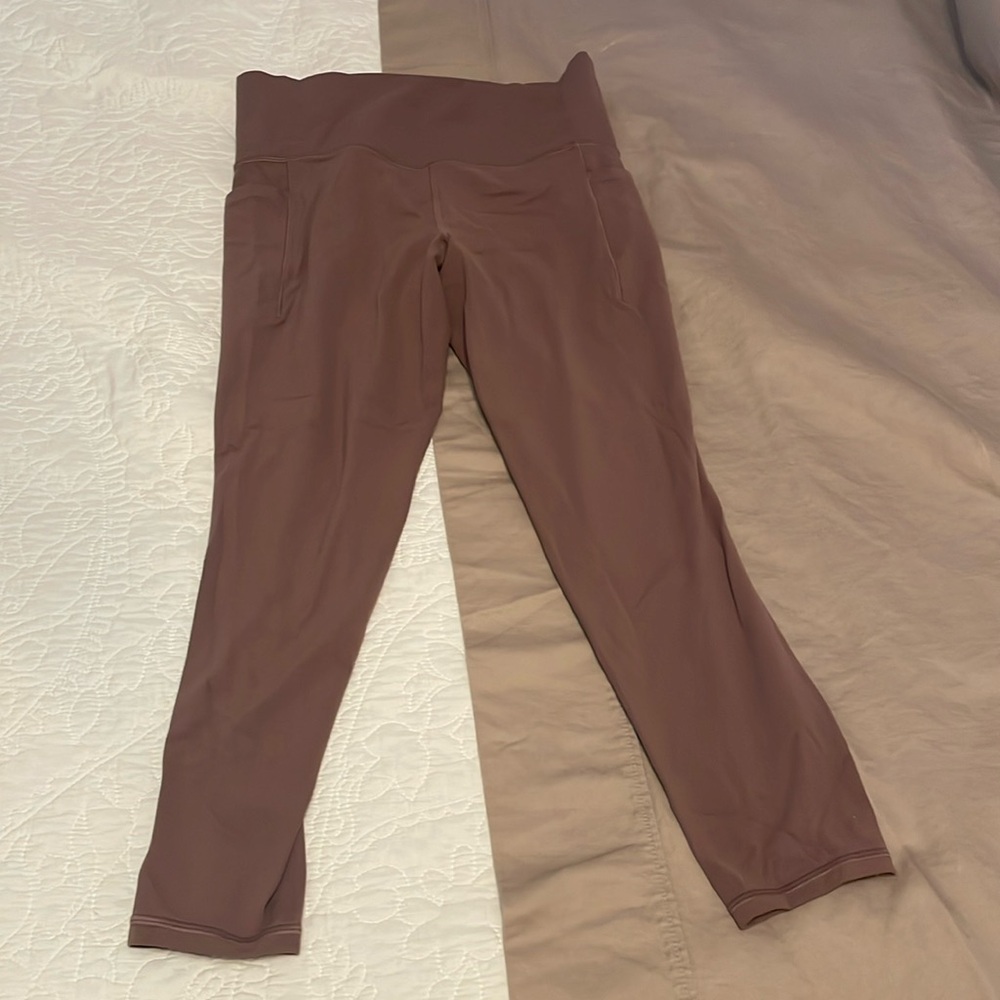 Athleta Salutation Stash 7/8 tight